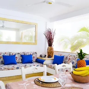 Villa & Larimar